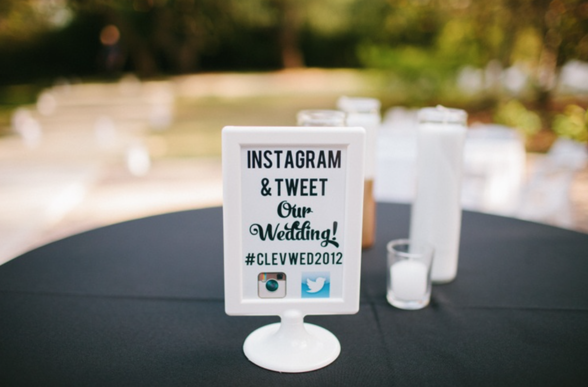Svatební hashtag dekorace (zdroj: weddingtag.com).